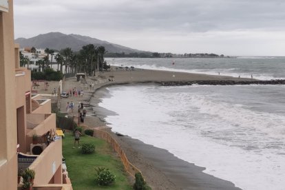 Efectos costeros inundan la zona del \'Natsun\'.