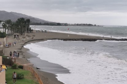 Efectos costeros inundan la zona del \'Natsun\'.