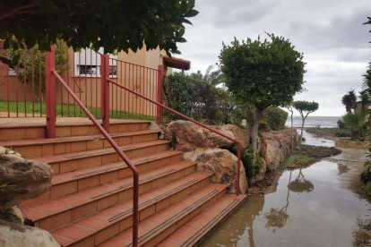 Efectos costeros inundan la zona del \'Natsun\'.