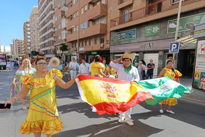 Pasacalles en honor a la Virgen de Urkupiña.