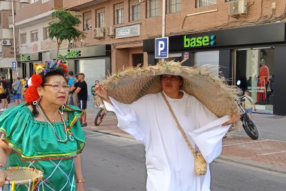 Pasacalles en honor a la Virgen de Urkupiña.
