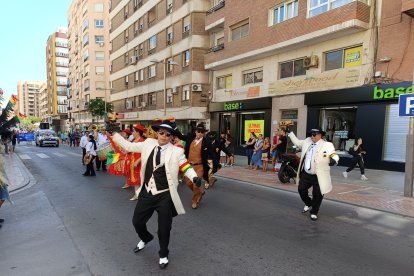 Pasacalles en honor a la Virgen de Urkupiña.