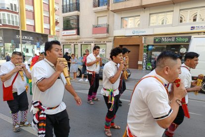 Pasacalles en honor a la Virgen de Urkupiña.