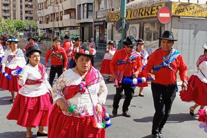 Pasacalles en honor a la Virgen de Urkupiña.