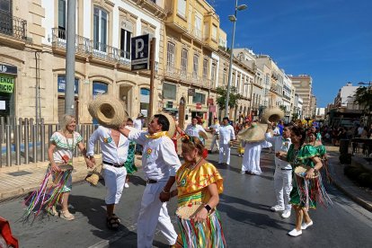 Pasacalles en honor a la Virgen de Urkupiña.