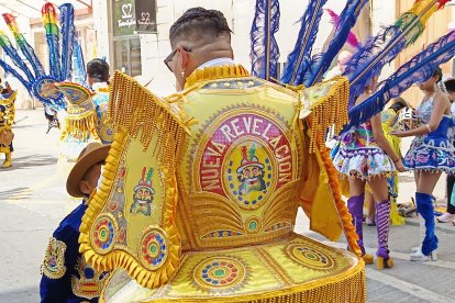 Pasacalles en honor a la Virgen de Urkupiña.