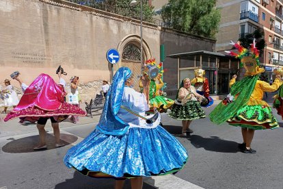 Pasacalles en honor a la Virgen de Urkupiña.