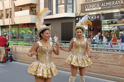 Pasacalles en honor a la Virgen de Urkupiña.