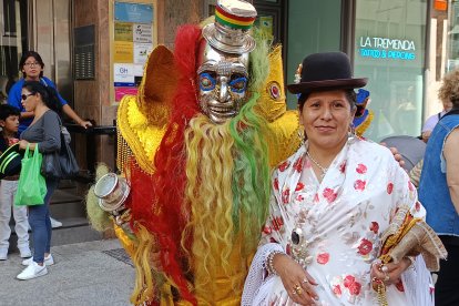 Pasacalles en honor a la Virgen de Urkupiña.