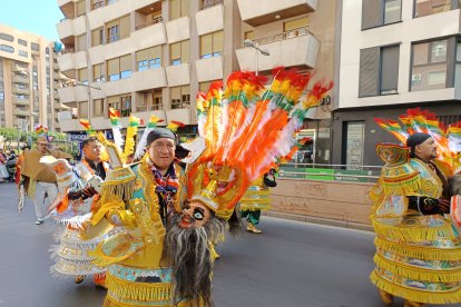 Pasacalles en honor a la Virgen de Urkupiña.