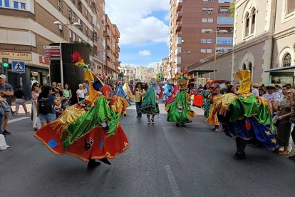 Pasacalles en honor a la Virgen de Urkupiña.
