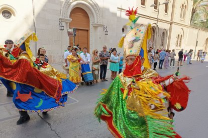 Pasacalles en honor a la Virgen de Urkupiña.
