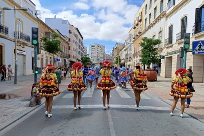 Pasacalles en honor a la Virgen de Urkupiña.