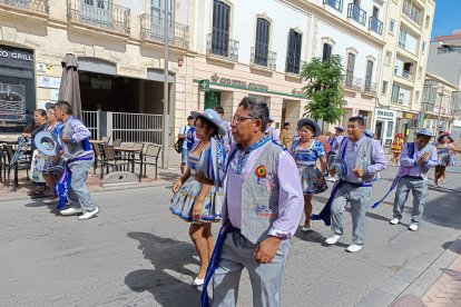 Pasacalles en honor a la Virgen de Urkupiña.