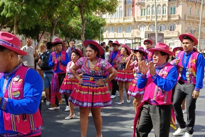 Pasacalles en honor a la Virgen de Urkupiña.
