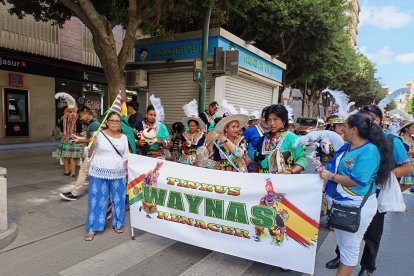 Pasacalles en honor a la Virgen de Urkupiña.