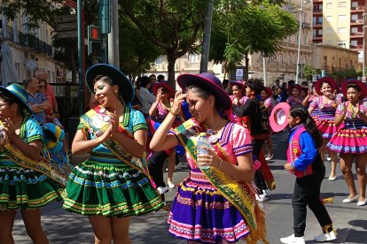 Pasacalles en honor a la Virgen de Urkupiña.