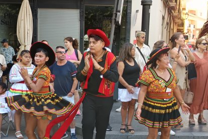 Pasacalles en honor a la Virgen de Urkupiña.