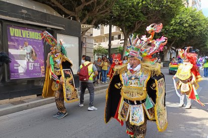 Pasacalles en honor a la Virgen de Urkupiña.