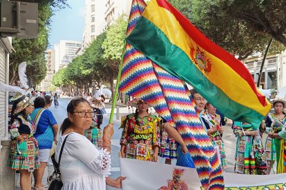 Pasacalles en honor a la Virgen de Urkupiña.