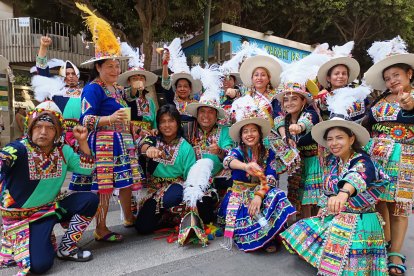Pasacalles en honor a la Virgen de Urkupiña.