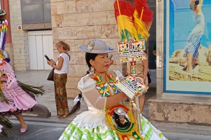 Pasacalles en honor a la Virgen de Urkupiña.