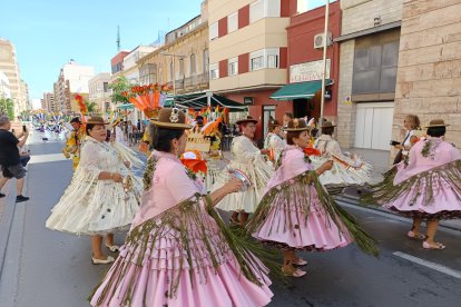 Pasacalles en honor a la Virgen de Urkupiña.