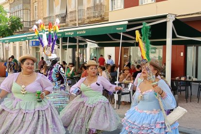 Pasacalles en honor a la Virgen de Urkupiña.