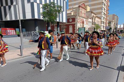 Pasacalles en honor a la Virgen de Urkupiña.