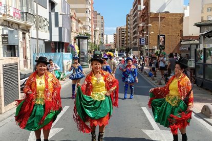 Pasacalles en honor a la Virgen de Urkupiña.
