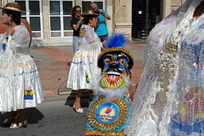 Pasacalles en honor a la Virgen de Urkupiña.