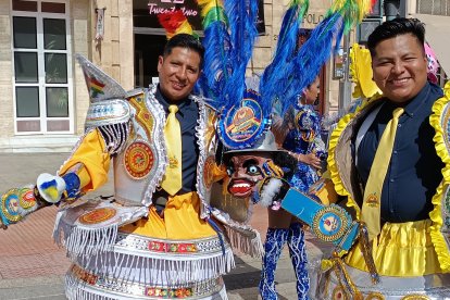 Pasacalles en honor a la Virgen de Urkupiña.