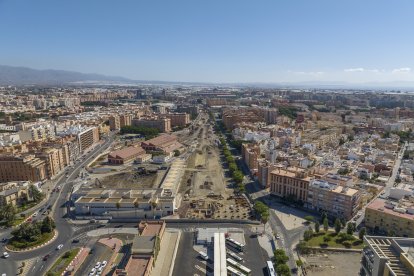 La estación provisional de autobús y las obras para la llegada del AVE, fotografiados con un dron.