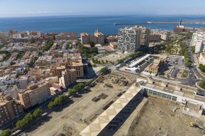La llegada del AVE, el parking subterráneo de la antigua Intermodal y, a lo lejos, la Bahía de Almería.