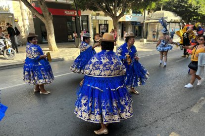 Pasacalles en honor a la Virgen de Urkupiña.