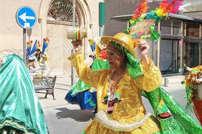 Pasacalles en honor a la Virgen de Urkupiña.