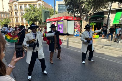 Pasacalles en honor a la Virgen de Urkupiña.