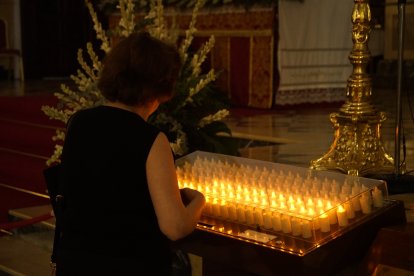Velas con promesas, peticiones y agradecimientos al Cristo de la Luz.