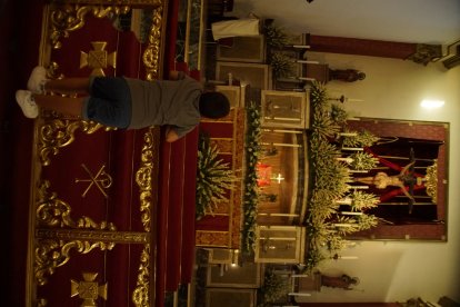 Peregrinos a los pies del Cristo de la Luz.