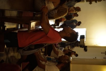 Peregrinos a los pies del Cristo de la Luz.