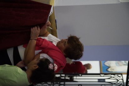 Peregrinos a los pies del Cristo de la Luz.