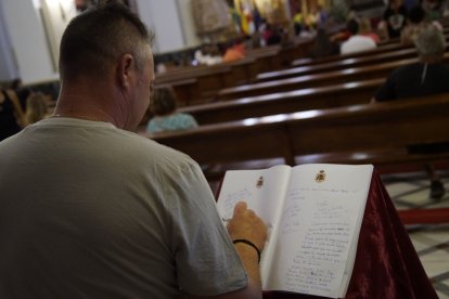 Peregrinos a los pies del Cristo de la Luz.