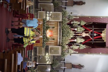 Peregrinos a los pies del Cristo de la Luz.