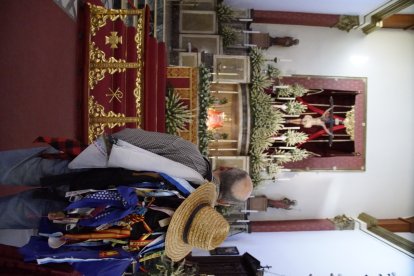 Peregrinos a los pies del Cristo de la Luz.