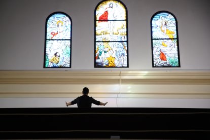 Peregrinos a los pies del Cristo de la Luz.