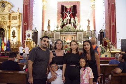 Peregrinos a los pies del Cristo de la Luz.