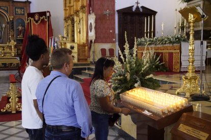 Peregrinos a los pies del Cristo de la Luz.