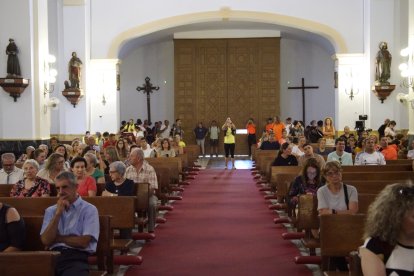 Peregrinos a los pies del Cristo de la Luz.