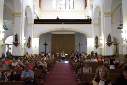 Peregrinos a los pies del Cristo de la Luz.