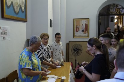 Peregrinos a los pies del Cristo de la Luz.